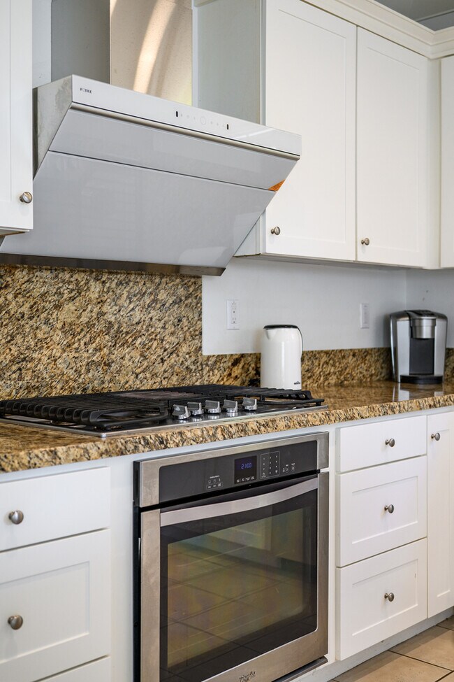 Building Photo - 110 Sugar Cane