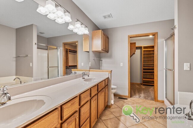 Building Photo - Beautiful, Rare 6 bedroom 3 bath house!