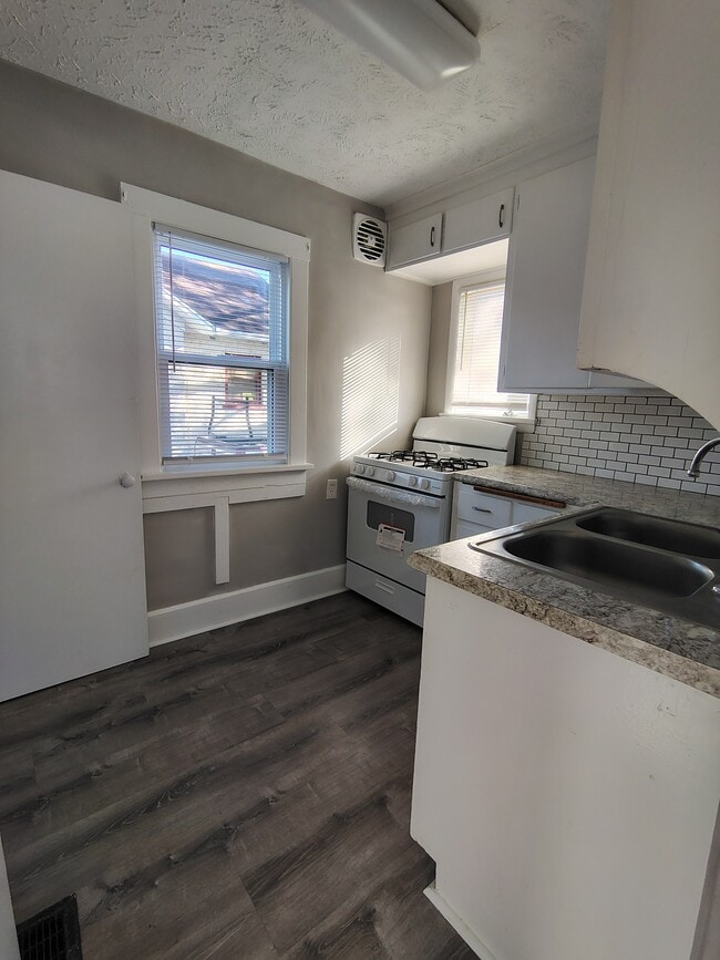 Building Photo - 1607 N Church St