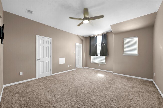 Building Photo - 25525 Oakhurst Forest Dr