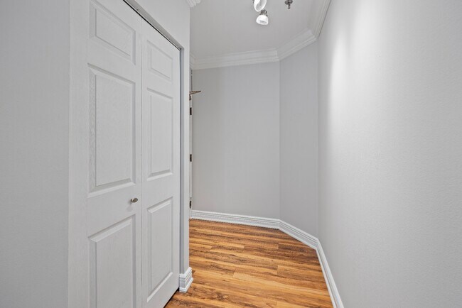 Building Photo - Unique & Extra Spacious Printers Row 1 Bed + Den! Over 900 Sq Ft! Ready for Move In!