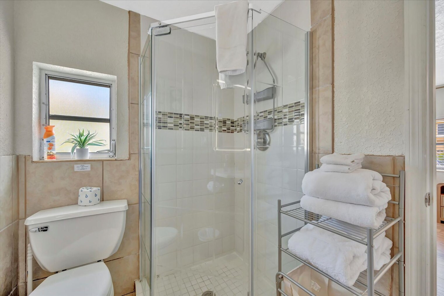 Building Photo - 483 E Shore Dr