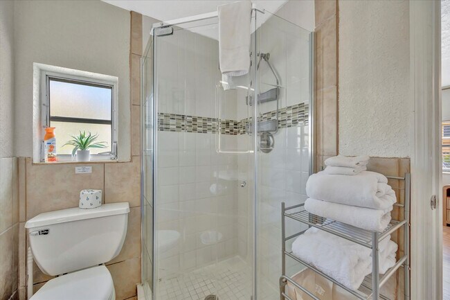 Building Photo - 483 E Shore Dr