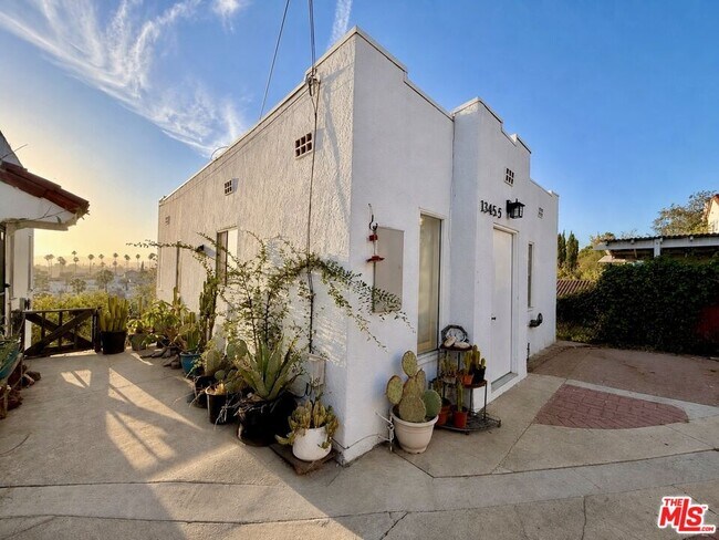 Building Photo - 1345 Quintero St