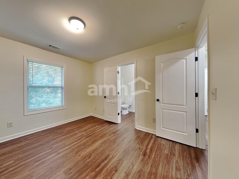 Building Photo - 210 Pebblefield Trce