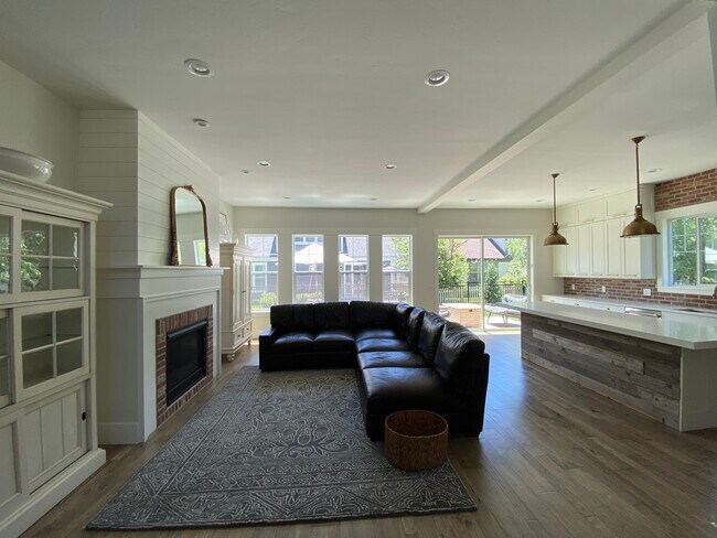 Building Photo - 530 Craftsman Way