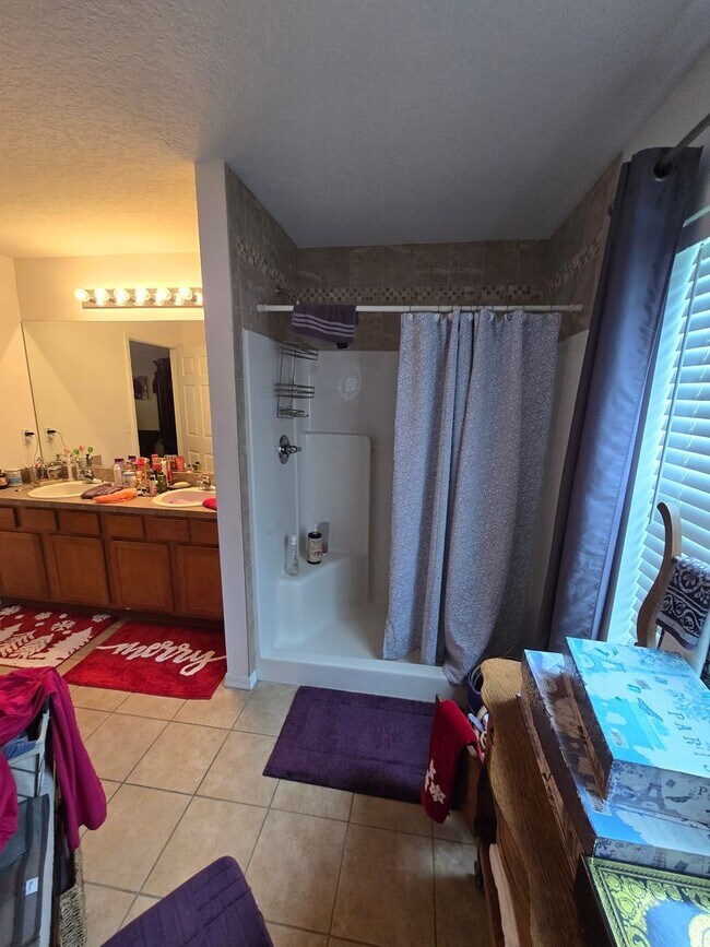 Building Photo - 4 bedrooms, 2 bathrooms, 2 car garage