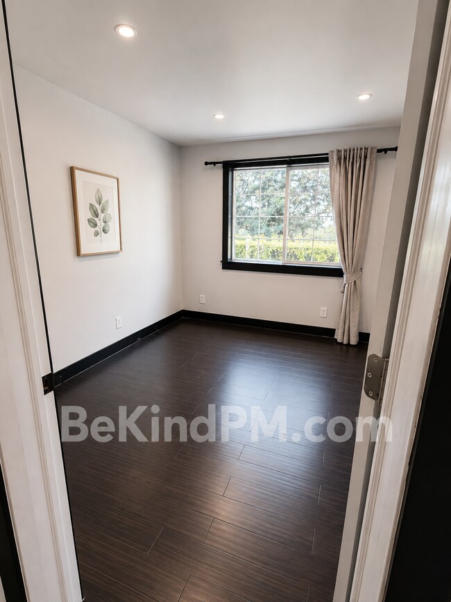Building Photo - Spacious, Bright & Pet Friendly!