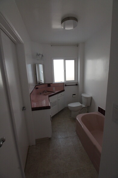 MASTER BATH - 315 33rd St