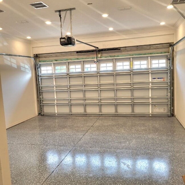 Building Photo - 3bed/2.5 Bths Townhome in Fishhawk. Lots o...