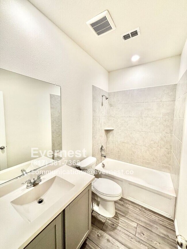 Building Photo - 4-Bedroom Home with Large Backyard and Con...