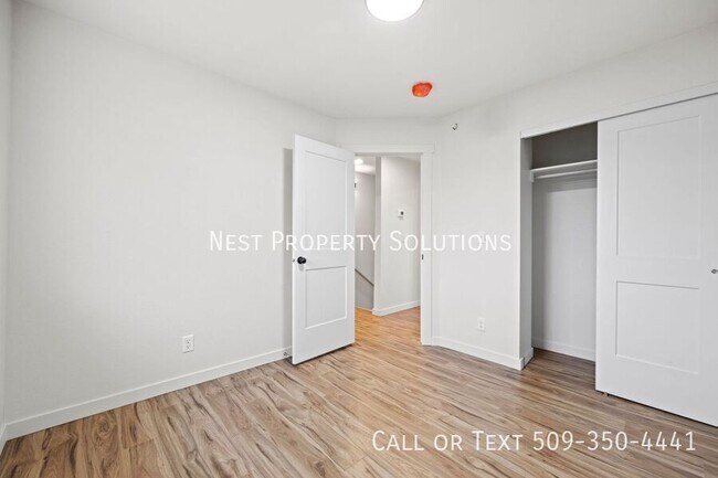 Building Photo - 215 W 1st St