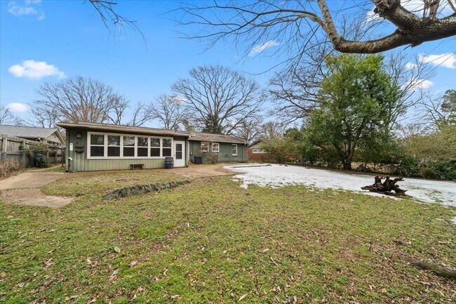 Building Photo - 1073 Ivy Rd