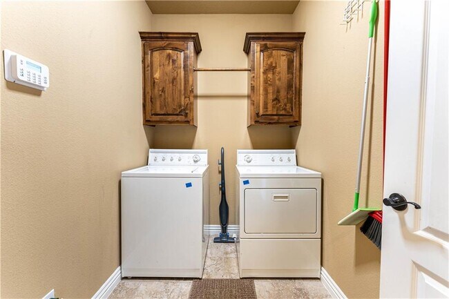 Building Photo - 126 S Angus Ln