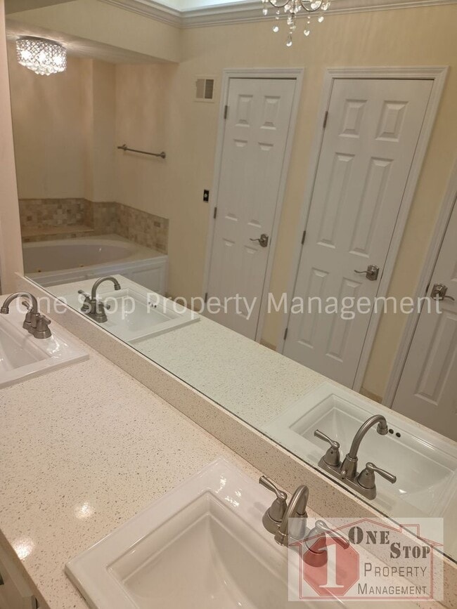 Building Photo - Beautiful 2 bedroom, 3 bathroom Villa in Overland Park!