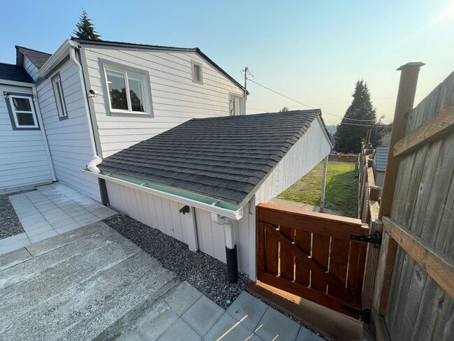 Building Photo - FULLY RENOVATED LESS THAN 2 YEARS - 2BED/1BATH WITH BONUS/OFFICE SPACE