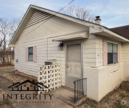 Building Photo - Newly Renovated Duplex