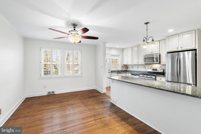 Building Photo - 121 Hopkins Rd