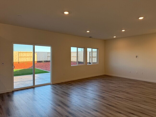 Building Photo - Spectacular New 5/3 Bath Available Now!