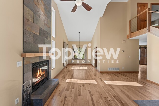 Building Photo - 2205 Valley View Dr