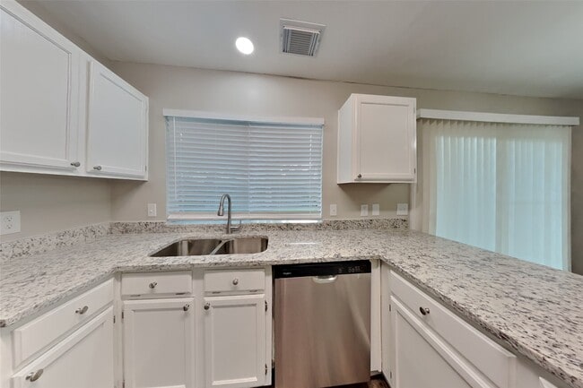 Building Photo - 9919 Villa Verde Dr