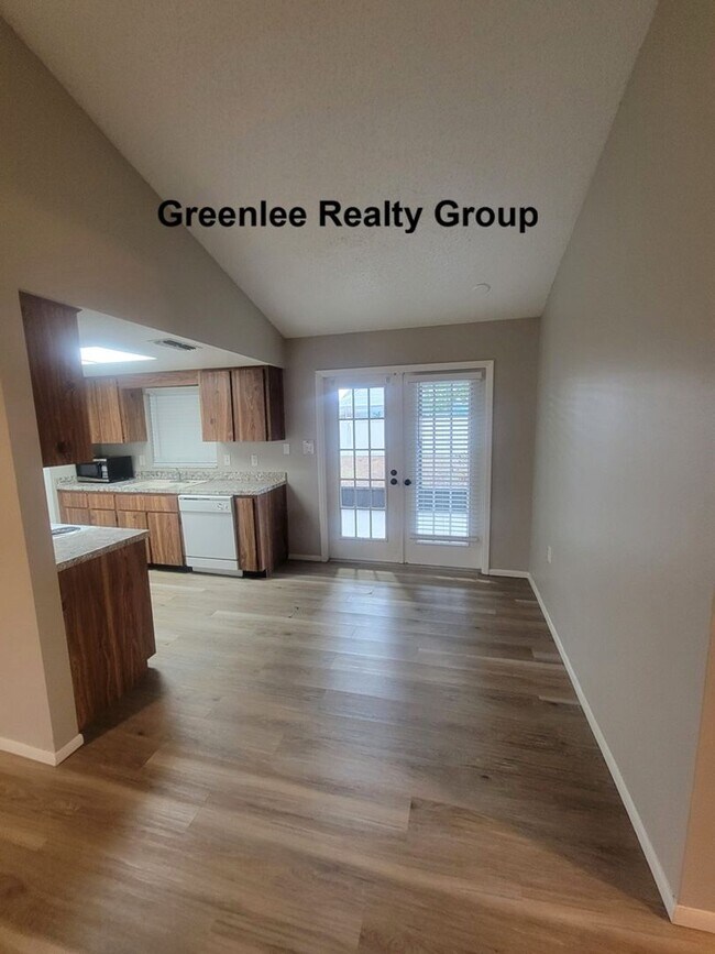 Building Photo - Don't miss this 2 Bed/ 1 Bath home in Holiday Lake Estates!