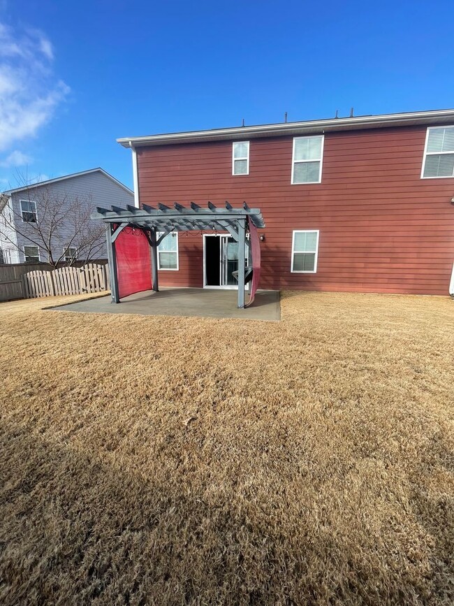 Building Photo - Lovely 3 Bedroom 2.5 Bath in Duncan/Moore ...