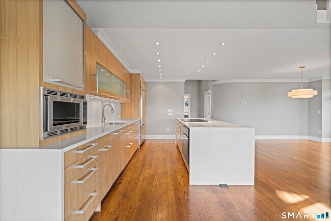 Building Photo - 1 Island Dr