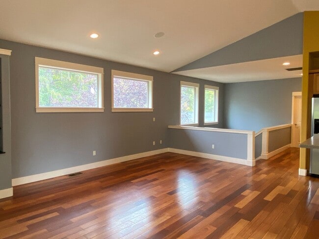 Building Photo - Spacious 3 BR w/ all wood floors and great midtown Bend location