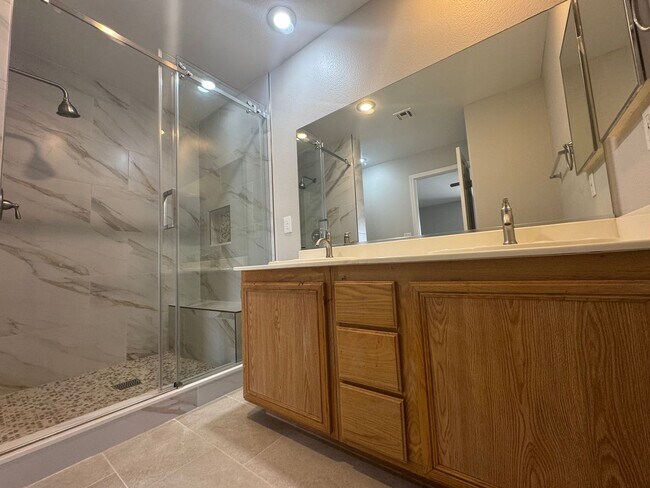 Building Photo - Nice, upgraded Town Home 3br, 3bath, 2cg.