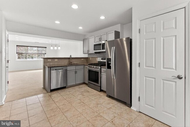 Building Photo - 1407 N Van Dorn St