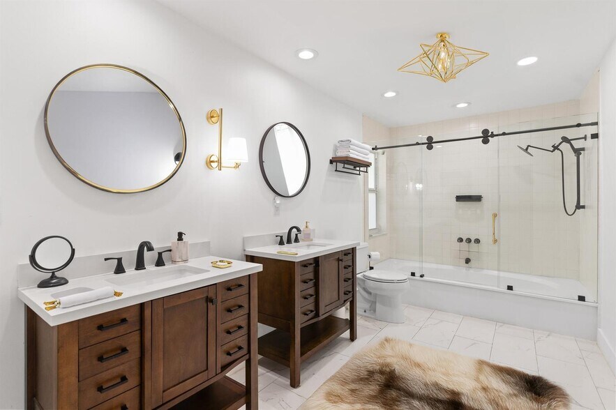 Building Photo - 6106 Royal Poinciana Ln