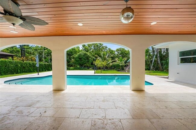 Building Photo - 1120 E Tropical Way