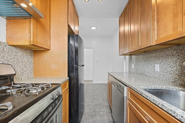 Building Photo - Welcome home to this sun-drenched 1-bedroom in the heart of Jackson Heights !