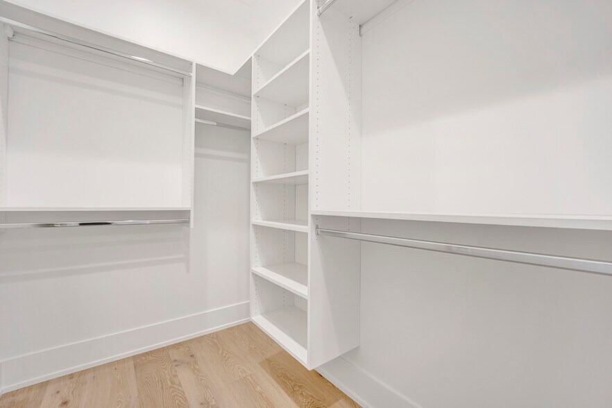 Building Photo - 4918 N Lincoln Ave