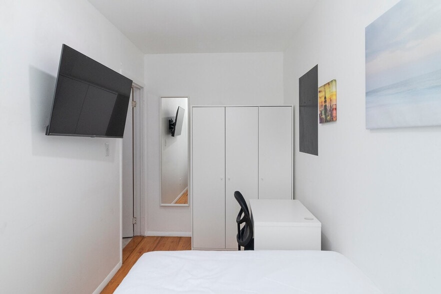 Building Photo - 248 E 91st St