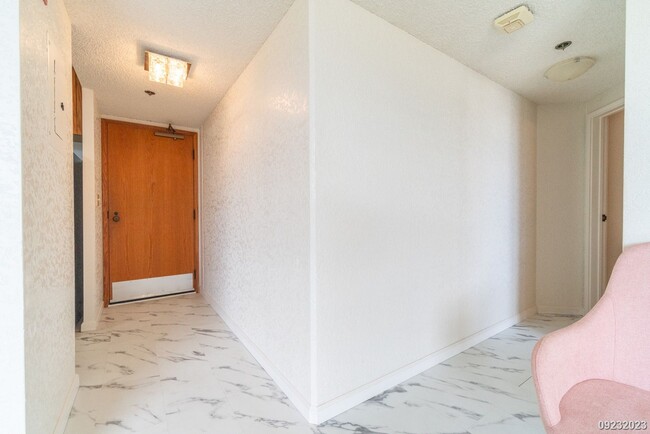 Building Photo - FURNISHED 1BR 1BA condo w/CENTRAL AC & 1 P...