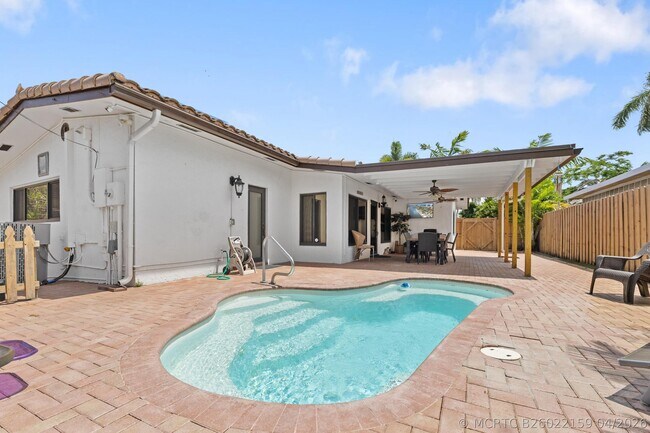 Building Photo - 3211 Seaward Dr