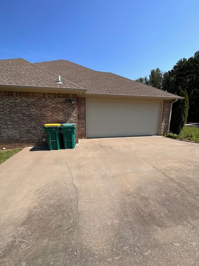 Building Photo - 1010 S Vancouver Ave