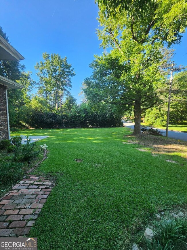 Building Photo - 302 Kelso Dr SW