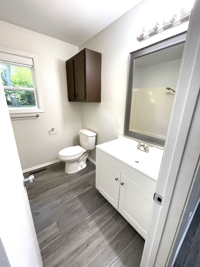 Bathroom - 2156 W Brower St