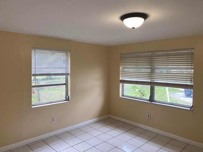 Building Photo - 2320 Sunrise Dr