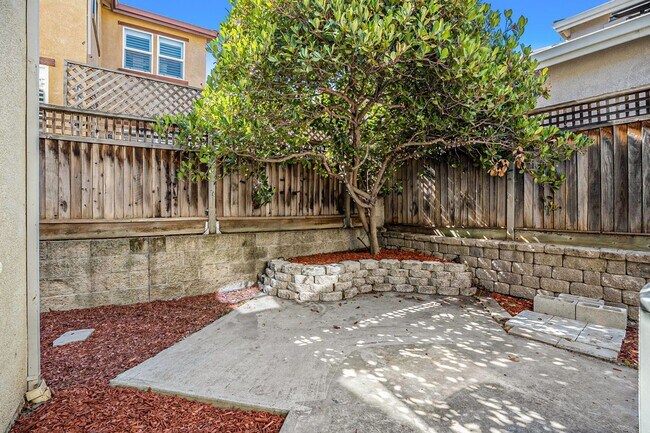 Building Photo - Beautiful and Move-In Ready, 4BD/2.5BA, Tw...