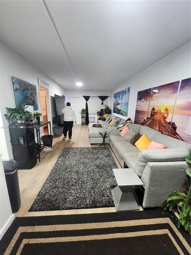 Building Photo - 1100 NE 9th Ave