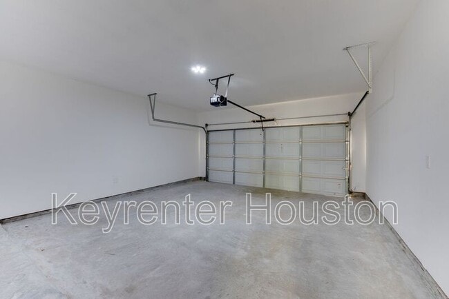 Building Photo - 8203 Woodlyn Rd