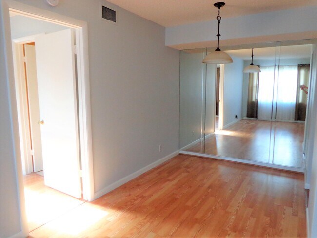 Building Photo - 7250 Golf Colony Ct