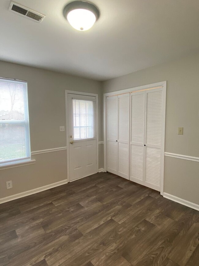 Building Photo - Move In Ready!!