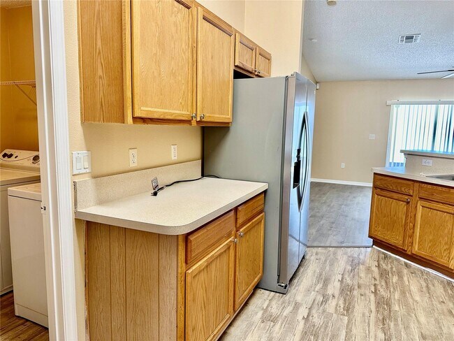 Building Photo - 536 Lakeview Dr