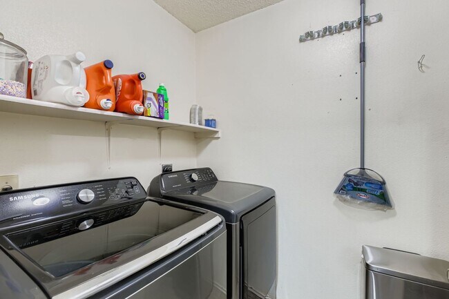 Building Photo - Stunning 3 bedroom home with Easy access t...