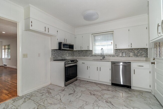 Building Photo - 2113 Cresswell Dr